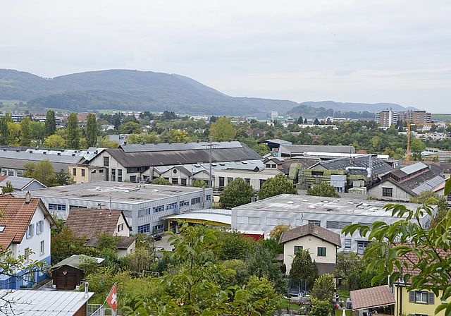 Blick von Oberdornach hinüber zur ehemaligen Swissmetal: Im räumlichen Teilleitbild Widen wird grob festgelegt, wie das 270 000 Quadratmeter grosse Entwicklungsgebiet gestaltet werden soll.  Foto: Thomas Kramer