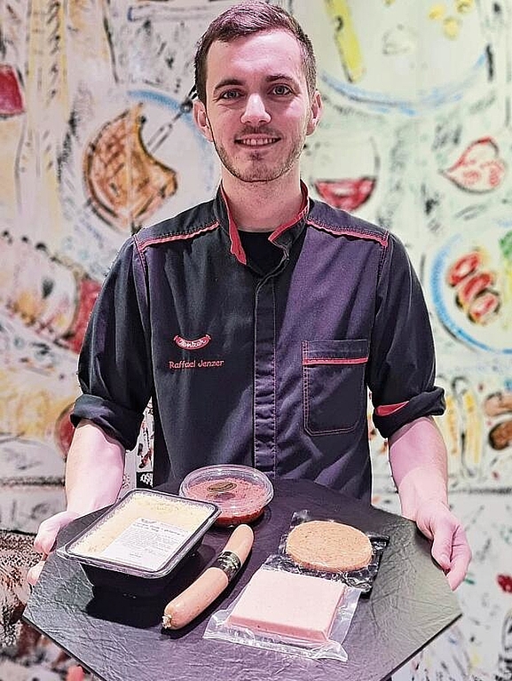 Präsentiert seine veganen Waren: Raffael Jenzer, bei Jenzer Fleisch und Feinkost für die Qualität und Entwicklung zuständig. Foto: Fabia Maieroni