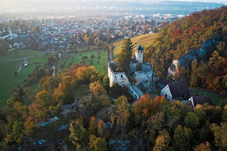 Malerische Landschaften, historische Bauten: Die Gemeinde hat viel zu bieten. 
         
         
            Foto: Flurin Leugger (Das Bild ist mit Bewilligung der Gemeinde und der Stiftung Ermitage erstellt worden. Das Fliegen von Drohnen ist ansonsten verboten.)