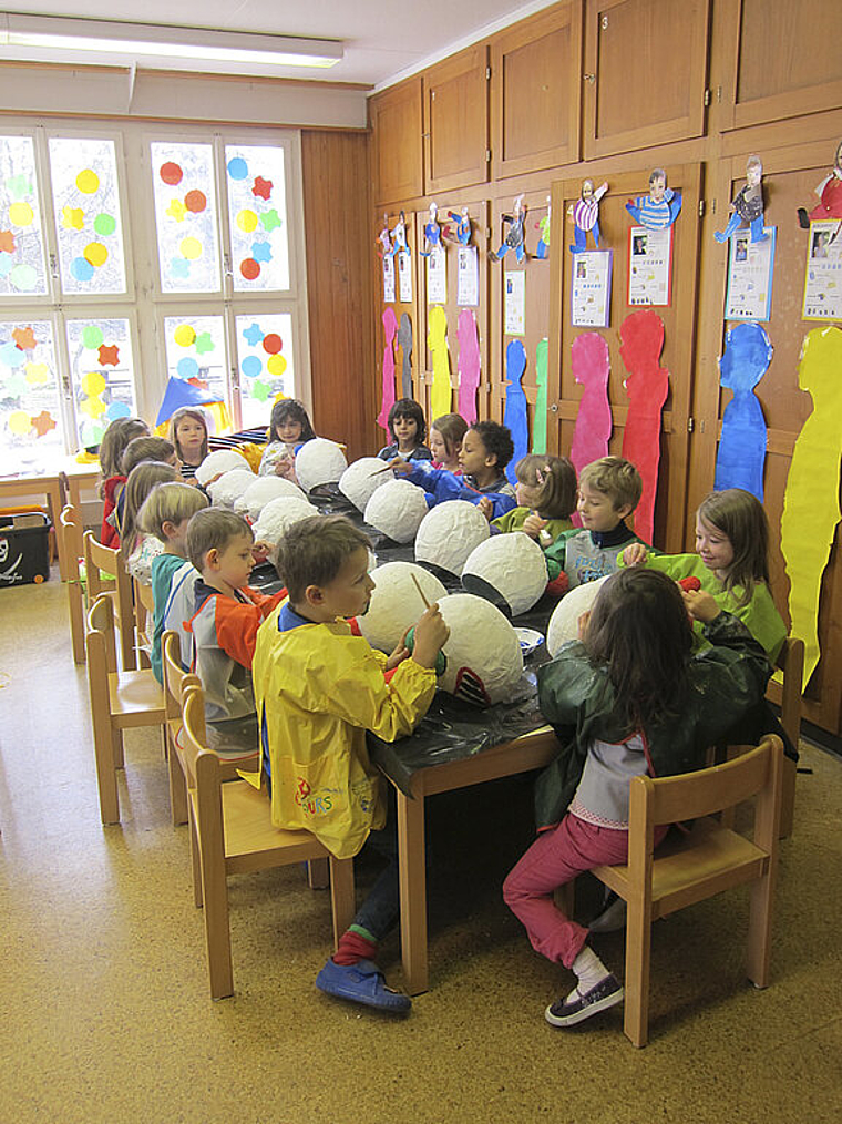 Geschäftiges Treiben im Kindergarten Ameisenhölzli 1: Die Larven bekommen jetzt den letzten Schliff. Foto: Petra Pflugi