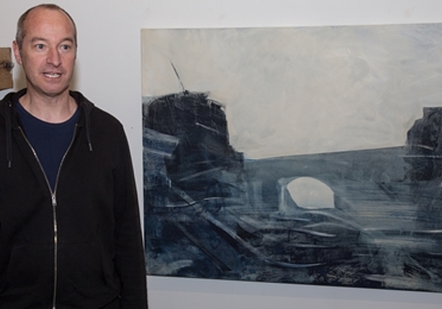 Vor seinem jüngsten Werk: Der Solothurner Franco Müller in der Galerie Kulturforum Laufen. Foto: Martin Staub