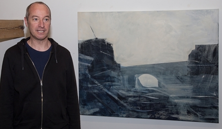 Vor seinem jüngsten Werk: Der Solothurner Franco Müller in der Galerie Kulturforum Laufen. Foto: Martin Staub