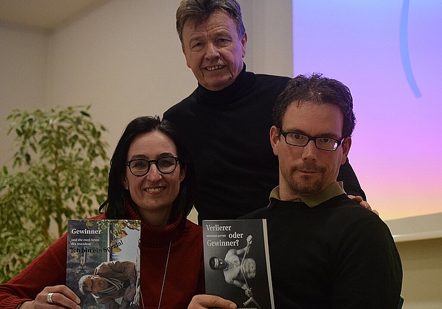 Das ist das Leben»: Tragik und Liebesstory. Die Buchvorstellung von Bernhard Sutter(r.) und seiner Frau Nicole geht unter die Haut. Kaspar Sutter holte die beiden von Chur nach Breitenbach. Foto: Bea Asper