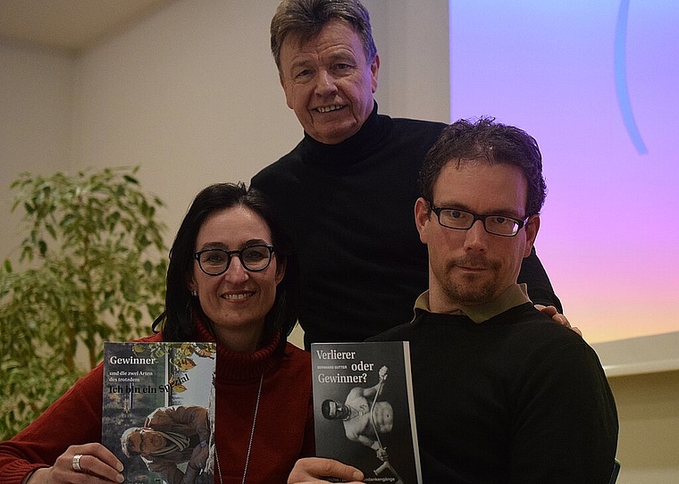 Das ist das Leben»: Tragik und Liebesstory. Die Buchvorstellung von Bernhard Sutter(r.) und seiner Frau Nicole geht unter die Haut. Kaspar Sutter holte die beiden von Chur nach Breitenbach. Foto: Bea Asper