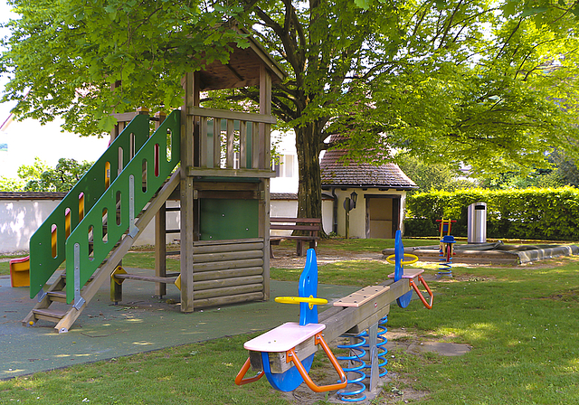 Nicht mehr zeitgemäss: Die Spielplatz-Infrastruktur (hier der Platz bei der Gemeindeverwaltung) soll verbessert werden.  Foto: ZVG