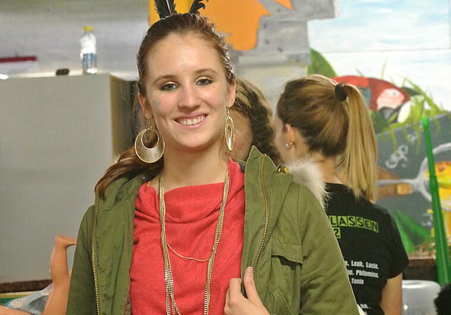 Spass muss sein: Luana Saner verwandelte zusammen mit ihren Mitschülern den Aufenthaltsbereich der Schule in eine Höllenpforte.   Foto: Bea Asper