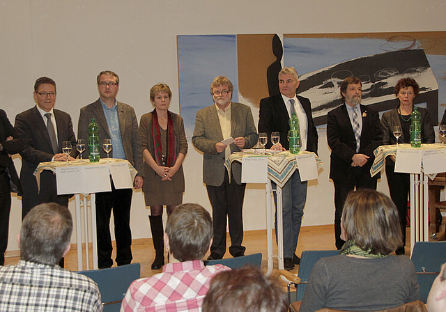 Organisatorin, Kandidierende und der Moderator: Susanne Koch (l.) führte in das Podium ein, stellte die Kandidatinnen und Kandidaten und den Moderator Heiner Leuthardt (6. v. l.) vor. 