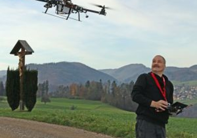 Mehr als ein Spielzeug: Andreas Jost macht mit seinem selbst gebauten Multicopter spektakuläre Bilder. 