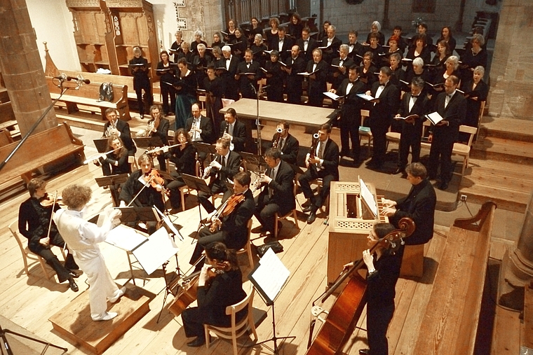 Offen für neue Klangerlebnisse: Das Carmina Vokal Ensemble unter der Leitung von Dirigentin Ly Aellen. Foto: ZVG