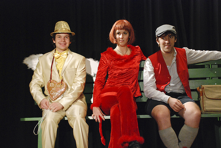 «Ängel an Himmel»: Engel (Dominik Blumer), Teufelin Diabolina (Léonie Wieland) und der verliebte Mr. Wickeldy (Balz Aliesch). Foto: Thomas Brunnschweiler