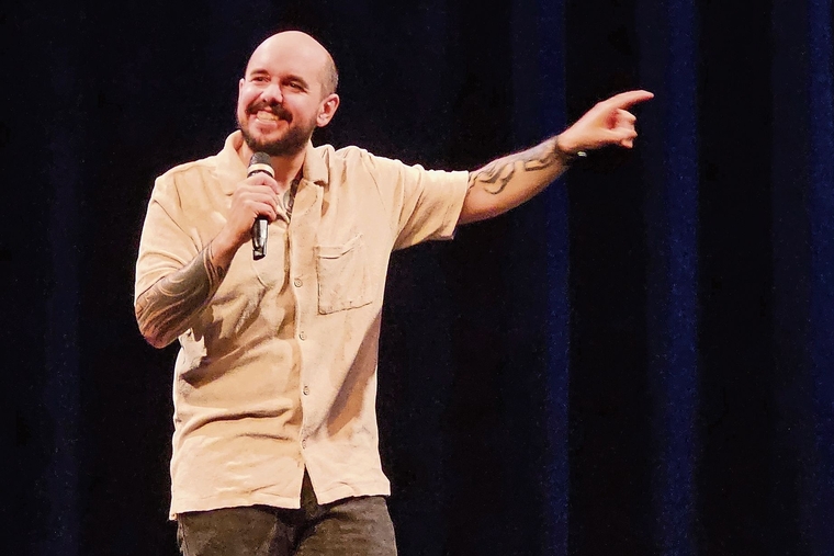 Hatte kontroverse Themen im Gepäck: Renato Kaiser sinnierte unter anderem über das Gendern, Abtreibungen oder Veganismus. Foto: Melanie Brêchet