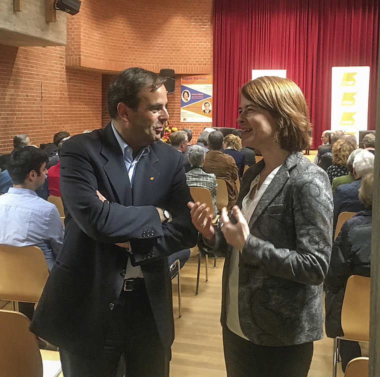 Verstanden sich auf und neben dem Podium: CVP-Präsident Gerhard Pfister und FDP-Präsidentin Petra Gössi vor ihrem Auftritt. Foto: Caspar Reimer