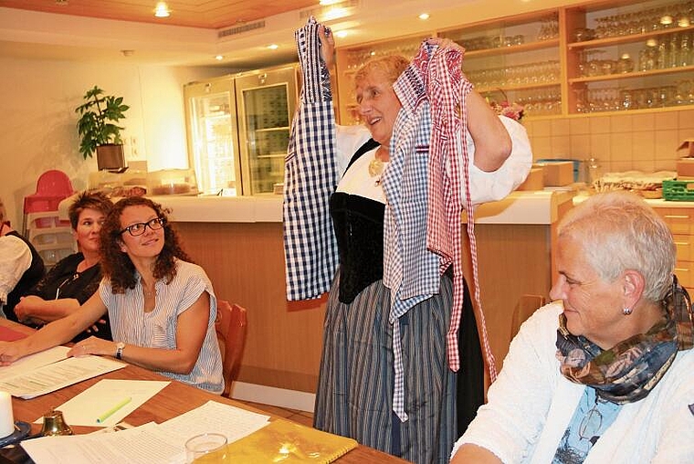 Leitete die Vorstellung des neuen Kochbuchs ein: «Erinnert ihr euch, als wir im Haushalt und in der Schule Schürzen trugen?», fragte Präsidentin Sabine Wyss. Foto: Benildis Bentolila