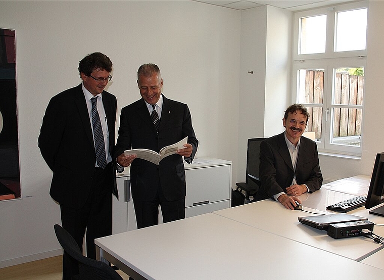 Eröffnen das Büro: (v.l.) Bereichsleiter Schätzungswesen Peter Bächtold, Direktor Bernhard Fröhlich und Hans Wirz, Leiter Büro Laufen.Foto: Gaby Walther