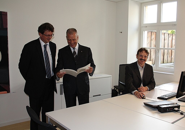 Eröffnen das Büro: (v.l.) Bereichsleiter Schätzungswesen Peter Bächtold, Direktor Bernhard Fröhlich und Hans Wirz, Leiter Büro Laufen.Foto: Gaby Walther