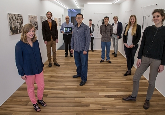 Die jungen Kunstschaffenden und die drei Kunstförderer: (v.l.) Maeva Rosset, Fabian Matz, Heinz Roth mit Nadia Bader auf dem Skype-Bildschirm, Tyrone Richards, Anne Roth, Moritz Jäger, Kurt Huber, Sandra Seb, Kathrin Zurschmitten. Von den Künstler