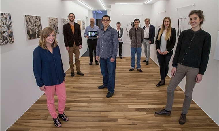 Die jungen Kunstschaffenden und die drei Kunstförderer: (v.l.) Maeva Rosset, Fabian Matz, Heinz Roth mit Nadia Bader auf dem Skype-Bildschirm, Tyrone Richards, Anne Roth, Moritz Jäger, Kurt Huber, Sandra Seb, Kathrin Zurschmitten. Von den Künstler