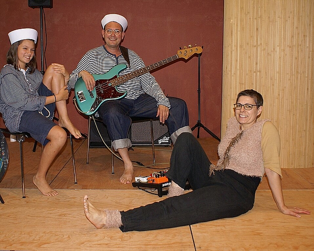 <em>Märchenteam «s’Gschichte-Kamel»:</em> (v.l.) Nuria (Hannah Schönbaum), am Kontrabass David Schönbaum und Darstellerin Kamel Malaika (Franziska von Arb). Fotos: Jürg Jeanloz
