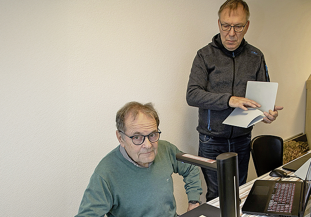 Aufwendige Arbeit im Pfarrhaus: Rolf Hallauer (r.) stellt die Dokumente bereit, Pius Lombriser scannt ein. Foto: Martin Staub