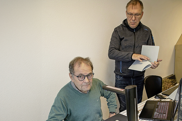 Aufwendige Arbeit im Pfarrhaus: Rolf Hallauer (r.) stellt die Dokumente bereit, Pius Lombriser scannt ein. Foto: Martin Staub