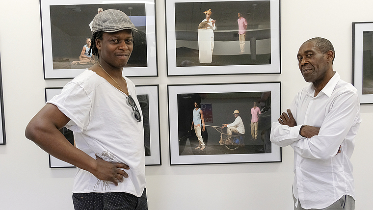 Starke Bilder: Der Künstler Freddy Mutombo (l.) vor seinen Fotos und In-Koli Jean Bofane, Ausstellungsmacher und Autor. Foto: Thomas Brunnschweiler