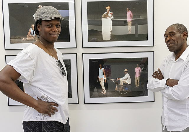 Starke Bilder: Der Künstler Freddy Mutombo (l.) vor seinen Fotos und In-Koli Jean Bofane, Ausstellungsmacher und Autor.  Foto: Thomas Brunnschweiler