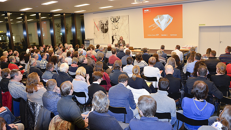 Volles Haus: Die Aussteller lauschen den Ausführungen von OK-Präsidentin Gerda Massüger.  Foto: Thomas Kramer