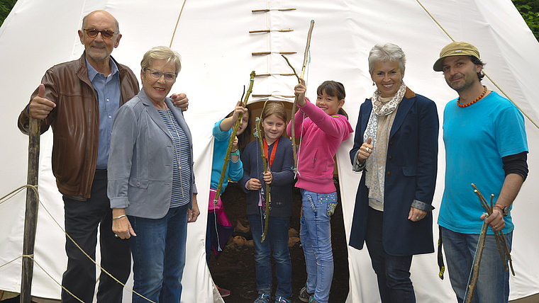 Das neue Tipi erfreut sich bei allen grosser Beliebtheit: Peter und May Trauffer (l.), Robi-Kinder, Gemeinderätin Jeanne Locher (SP) und Robi-Leiter David Brönnimann (r.). Foto: Isabelle Hitz