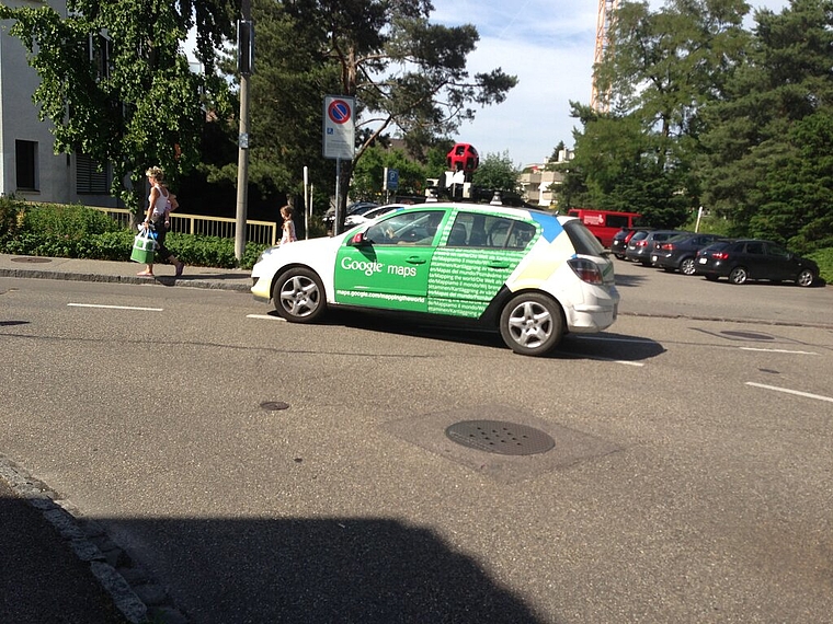 Im Aumattquartier: Ein mit Kameras ausgerüstetes Street-View-Fahrzeug: Foto: Mara Annaheim