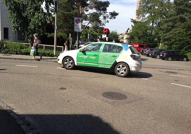 Im Aumattquartier: Ein mit Kameras ausgerüstetes Street-View-Fahrzeug:  Foto: Mara Annaheim