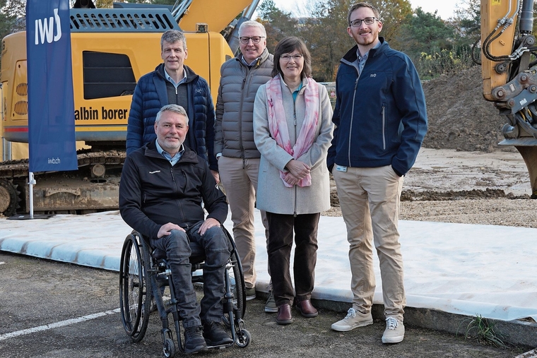 Am Spatenstich dabei: (v. l.) Ferdinand Pulver (Gemeindepräsident), Claus Schmidt (CEO der IWB), Bruno Jordi (Leiter Wärmeverbünde Schweiz, IWB), Doris Vögeli (Gemeinderätin) und Dominic Festini (Projektleiter IWB). Foto: Tobias Gfeller