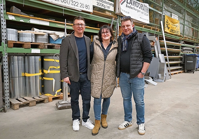 Weiter in Familienhand: (von links) Patrick Meyer (Geschäftsführer und Mitinhaber), Nadine Meyer (Buchhaltung und HR) und Andreas Meyer (Mitinhaber und Leiter Abteilung Gebäudehülle) von der Hummel & Meyer AG. Foto: Tobias Gfeller