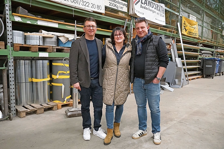 Weiter in Familienhand: (von links) Patrick Meyer (Geschäftsführer und Mitinhaber), Nadine Meyer (Buchhaltung und HR) und Andreas Meyer (Mitinhaber und Leiter Abteilung Gebäudehülle) von der Hummel & Meyer AG. Foto: Tobias Gfeller