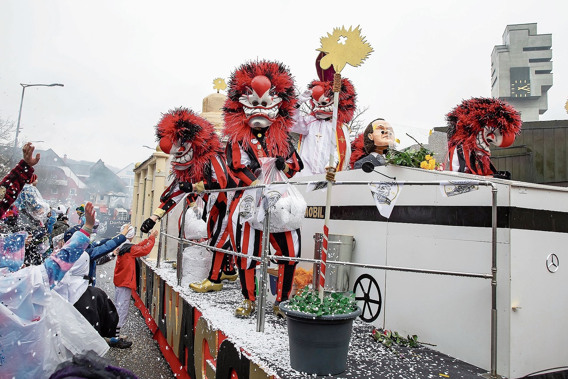 Päpstlicher als der Papst: Die Fenumenal-Waggis aus Nunningen feiern 20 Jahre. Päpstlicher als der Papst: Die Fenumenal-Waggis aus Nunningen feiern 20 Jahre.