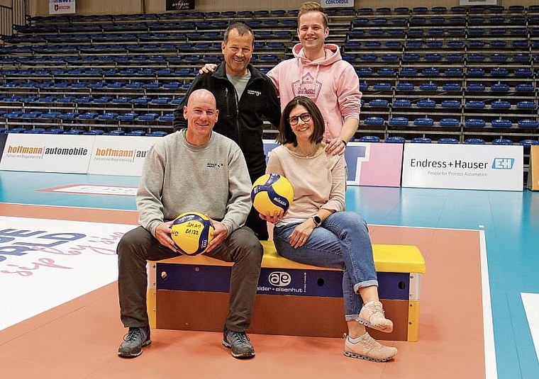 Unterstützung im Hintergrund: Die Anlagewarte Thomas Marfurt (h.l.) und Blaise Christe (v.l.) mit dem Geschäftsführer Fabio Back und Gastro-Chefin Tina Saladin. Foto: Tobias Gfeller