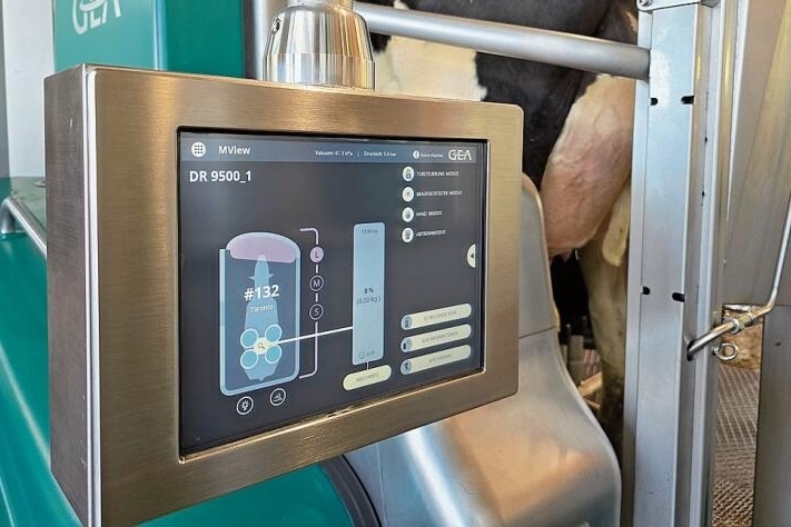 Technischer Helfer: Der Melkroboter kontrolliert die Eutergesundheit oder meldet,
wenn eine Kuh weniger Milch gibt.