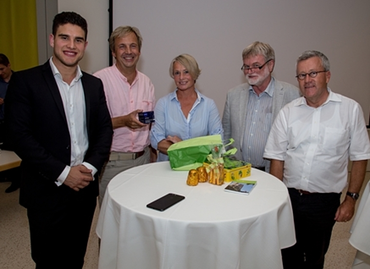 Podiumsteilnehmende erhalten Anti-Aging-Creme: (v.l.) Matthias Müller, Remo Oser, Präsident Promotion Laufental, Elisabeth Schneider-Schneiter, Heiner Leuthardt, Moderator, und Ruedi Rechsteiner. Foto: Martin Staub