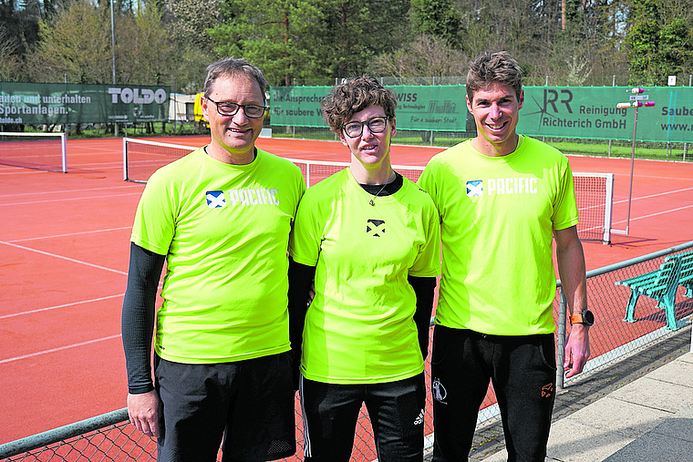 Möchten Topspielern aus der Region eine Perspektive bieten: (v. l.) Gregor Nussbaumer (Präsident TC Reinacherheide), Debra Halbeisen (Projektleiterin «Vision 2024») und Nicolas Ernst (Sportlicher Leiter «Vision 2024»). Foto: Tobias Gfeller
