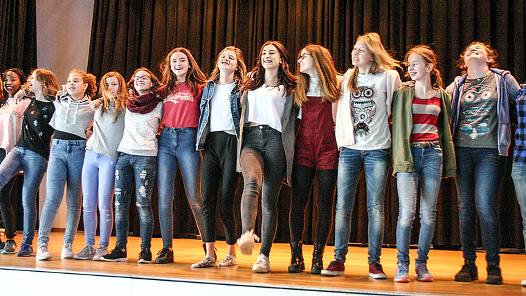 Vor dem grossen Auftritt: Letzte Proben der Schülerinnen und Schüler der Sek Münchenstein-Arlesheim.  Foto: Barbara Nüesch