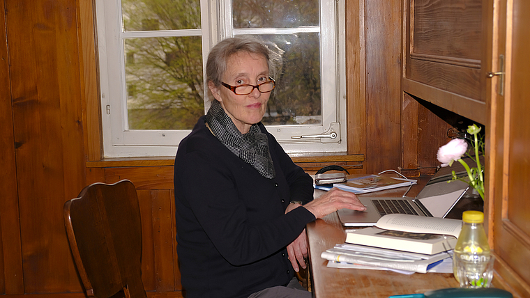 Aussteigerin auf Zeit: Brita Polzer beim konzentrierten Arbeiten am Schreibtisch ihrer Klosterzelle. Foto: Thomas Brunnschweiler