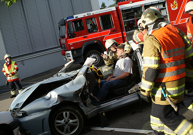 Unfallauto jetzt oben ohne:  Der eingeklemmte, aber betreute Fahrer wird befreit. Gut sichtbar die Airbag-Sicherung auf dem Lenkrad.   Foto: Roland Bürki
