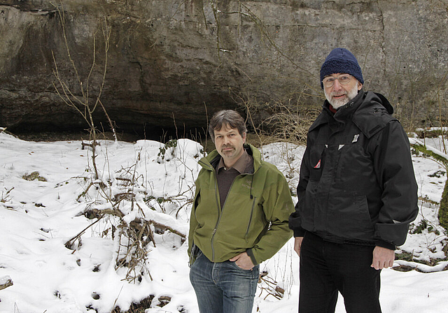 Die beiden Zugpferde: Rolf Zimmerli (l.) und Werner Janz vor dem Bättlerloch, der längsten Höhle des Baselbiets.  Foto: MartinStaub