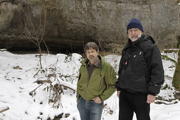 Die beiden Zugpferde: Rolf Zimmerli (l.) und Werner Janz vor dem Bättlerloch, der längsten Höhle des Baselbiets. Foto: MartinStaub