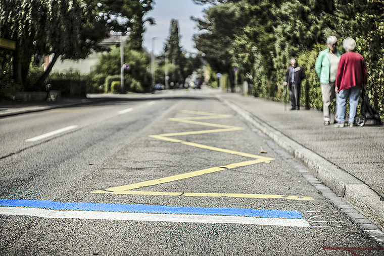 Bussenfalle: Wer diesen blauen Strich übersieht, riskiert eine Busse. Foto: Roland Schmid