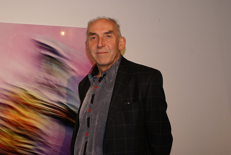 Phantastische Bilder: Fotograf Peter Riedwyl vor seinem Werk «La vie en rose». Foto: Jürg Jeanloz