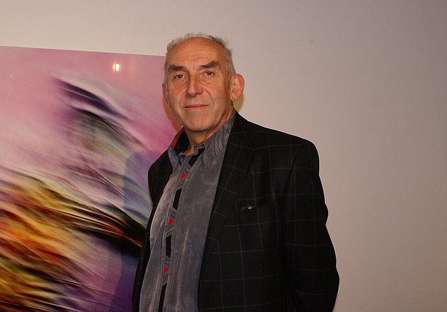 Phantastische Bilder: Fotograf Peter Riedwyl vor seinem Werk «La vie en rose».   Foto: Jürg Jeanloz