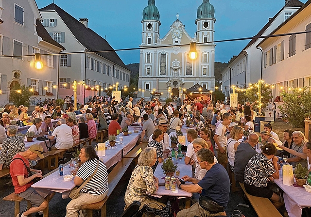 Grosser Andrang bis in die Abendstunden: Der Sommerzauber auf dem Domplatz kam bei den Leuten an.Sämtliche Tische waren während des ganzen Abends gut besetzt. Foto: Hannes Felchlin