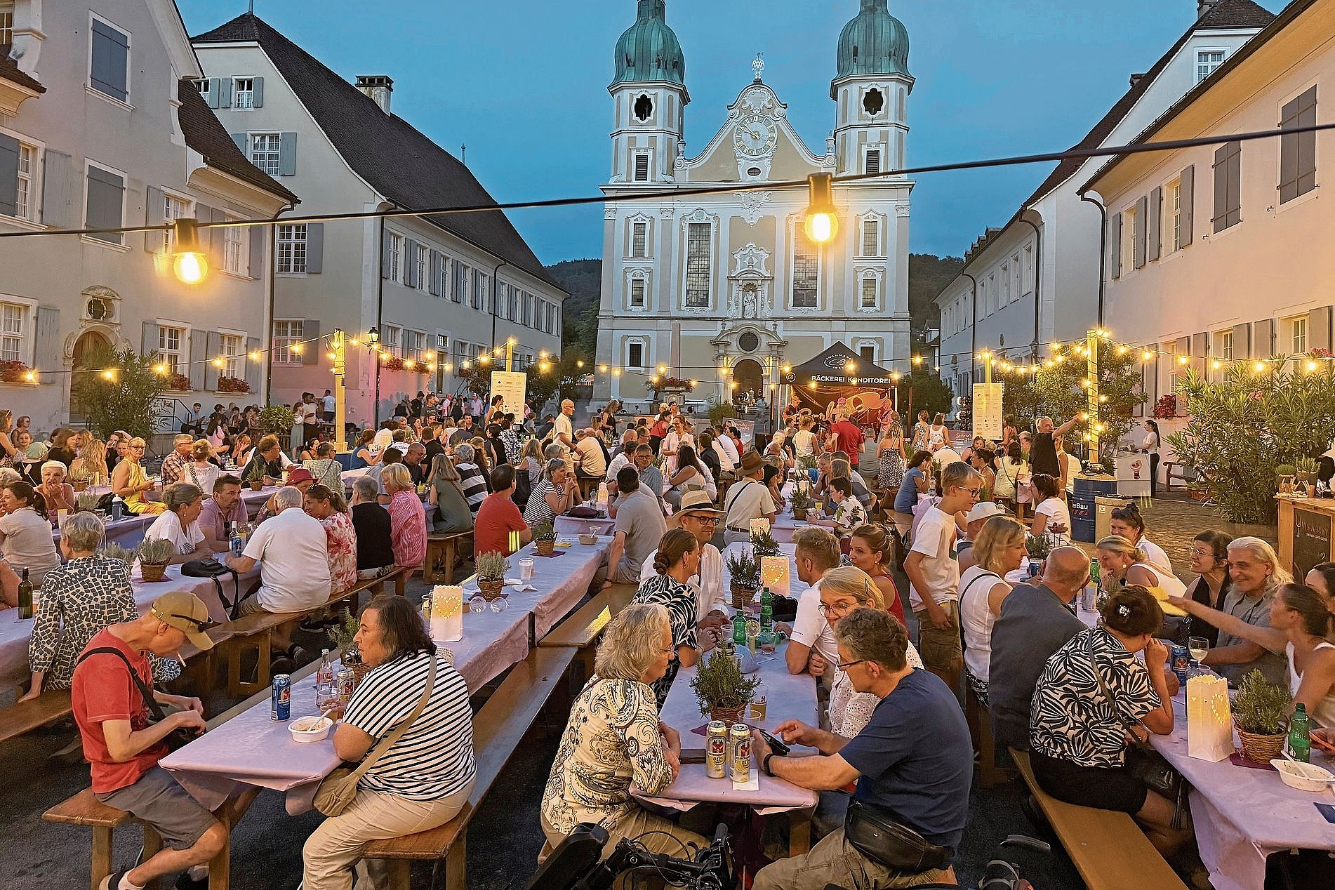 Grosser Andrang bis in die Abendstunden: Der Sommerzauber auf dem Domplatz kam bei den Leuten an.Sämtliche Tische waren während des ganzen Abends gut besetzt. Foto: Hannes Felchlin