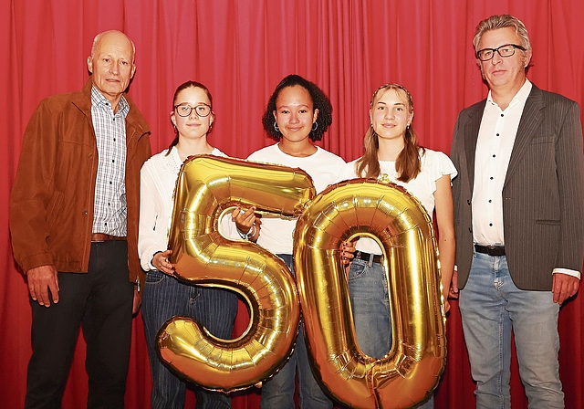 Ein halbes Jahrhundert OSZD: (v. l.) Andreas Vögtli, Präsident Zweckverband OSZD, Amélie, Mayara und Finja (Schülerinnen und Moderatorinnen der offiziellen Feier) und Schulleiter Simon Esslinger. Foto: Edgar Hänggi