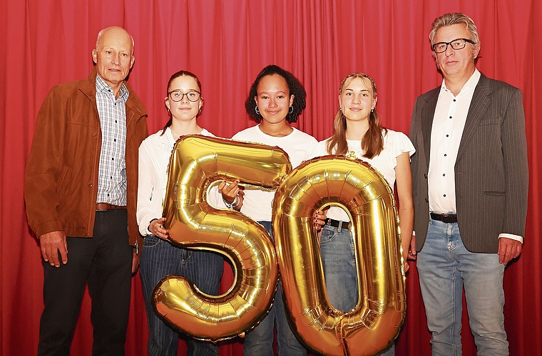 Ein halbes Jahrhundert OSZD: (v. l.) Andreas Vögtli, Präsident Zweckverband OSZD, Amélie, Mayara und Finja (Schülerinnen und Moderatorinnen der offiziellen Feier) und Schulleiter Simon Esslinger. Foto: Edgar Hänggi